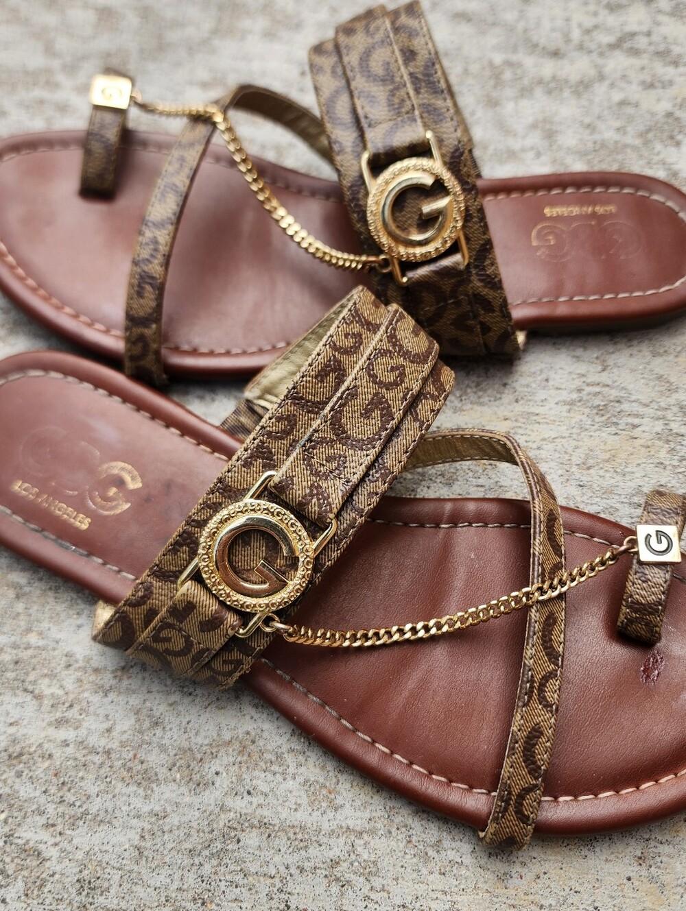 GBG Los Angeles Logo Monogram, Toe Ring Gold Tone Chain Slide/Sandals, Sz 7